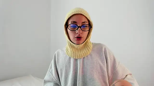 Snapshot of vandalovee_ chatting on June 29, 2026, 2:17 pm vandalovee online show from June 29, 2026, 2:17 pm
