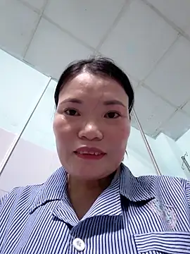 Snapshot of -Trici- chatting on June 1, 2026, 2:02 am -Trici- online show from June 1, 2026, 2:02 am