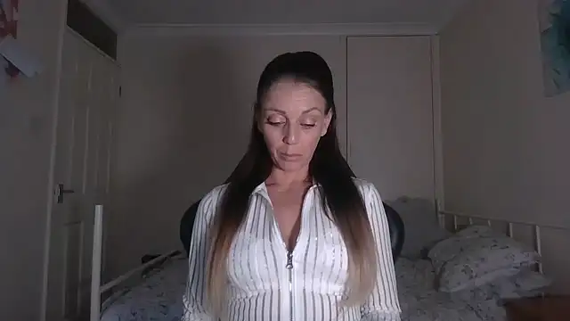 LouiseLovell online show from May 17, 2026, 7:21 pm