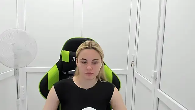 Emma starrs  online show from June 26, 2026, 9:46 am