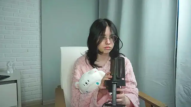 CloudyLina online show from May 12, 2026, 4:04 pm