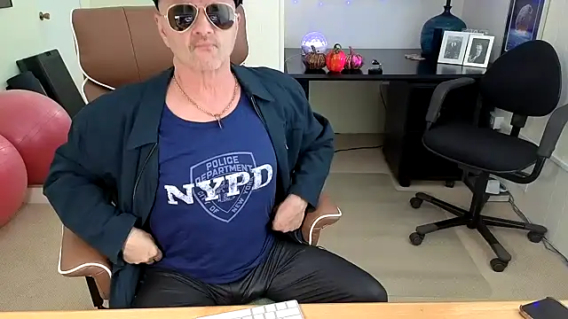 Snapshot of hotdadbod chatting on October 31, 2025, 8:43 pm hotdadbod online show from October 31, 2025, 8:43 pm