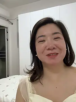 xichunhh online show from May 13, 2026, 12:46 pm
