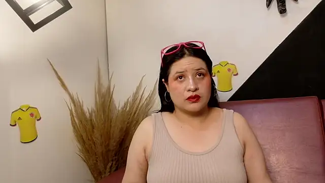 Laura  Castillo  online show from July 1, 2026, 12:40 pm