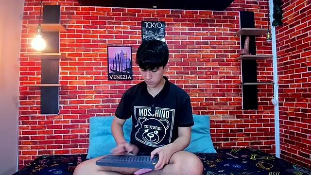 Snapshot of Hoot_boyss_ chatting on June 4, 2026, 8:15 pm Hoot boyss online show from June 4, 2026, 8:15 pm