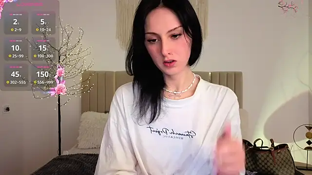Snapshot of Little1_molly chatting on June 17, 2026, 8:43 pm Little1 molly online show from June 17, 2026, 8:43 pm
