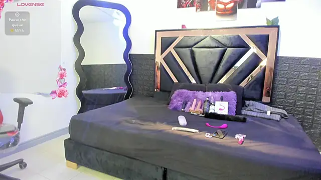 Queen Jen online show from June 3, 2026, 8:03 pm