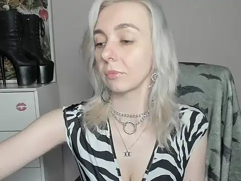 velvetanne online show from June 18, 2026, 6:35 am