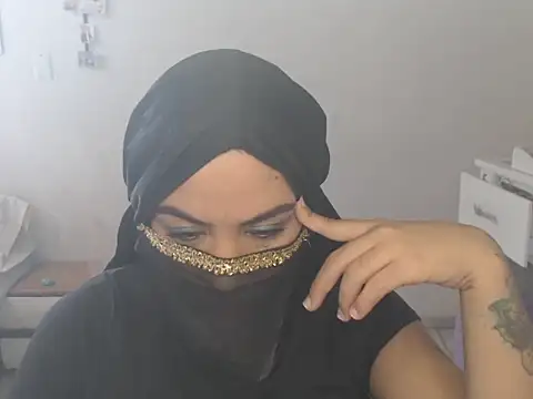 Snapshot of laila_silk chatting on July 21, 2026, 5:37 pm laila silk online show from July 21, 2026, 5:37 pm