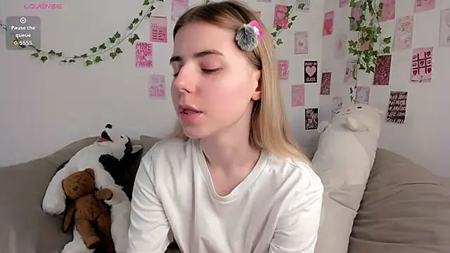 Snapshot of Honey_Lia chatting on June 20, 2026, 10:29 am Honey Lia online show from June 20, 2026, 10:29 am