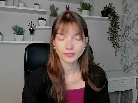 KiraBliss28 online show from May 26, 2026, 5:36 am