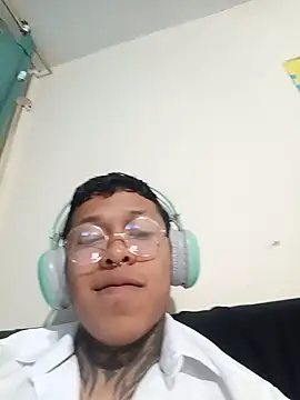 Snapshot of Bonchan_1027 chatting on May 20, 2026, 1:45 am Bonchan 1027 online show from May 20, 2026, 1:45 am