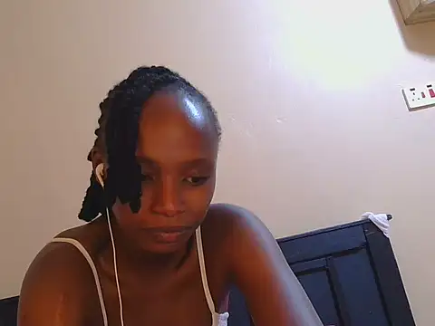 Petitemissy online show from June 3, 2026, 2:33 pm