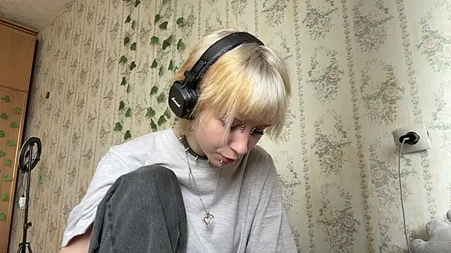 FatimahFroman online show from June 3, 2026, 2:33 pm