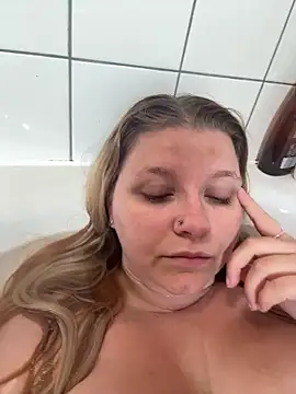 Snapshot of LucieLouBabe chatting on June 5, 2026, 10:43 am LucieLouBabe online show from June 5, 2026, 10:43 am
