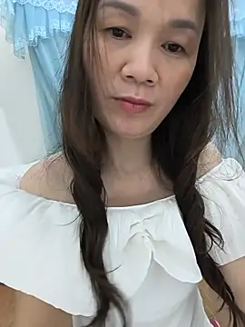 Snapshot of Lye_lovely chatting on July 2, 2026, 2:34 pm Lye lovely online show from July 2, 2026, 2:34 pm