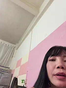 qinqin520 online show from July 17, 2026, 8:57 pm