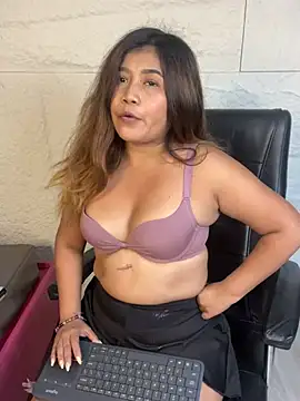 LyraMilano online show from July 17, 2026, 12:45 pm