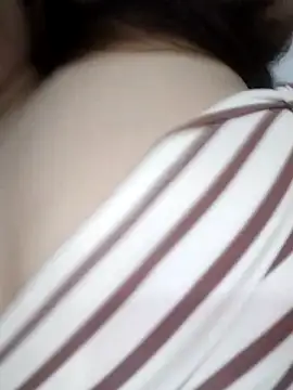 YoenLyy online show from July 9, 2026, 3:32 am