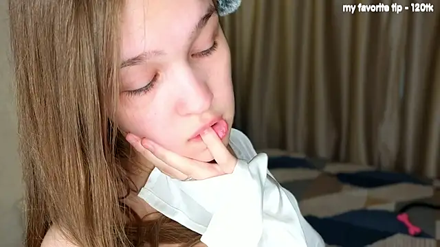 Snapshot of PlayfulMelly chatting on June 25, 2026, 5:12 am PlayfulMelly online show from June 25, 2026, 5:12 am
