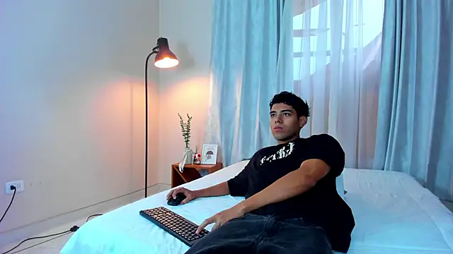 Snapshot of Damian_Rodriiguez chatting on June 3, 2026, 12:41 pm Damian Rodriiguez online show from June 3, 2026, 12:41 pm