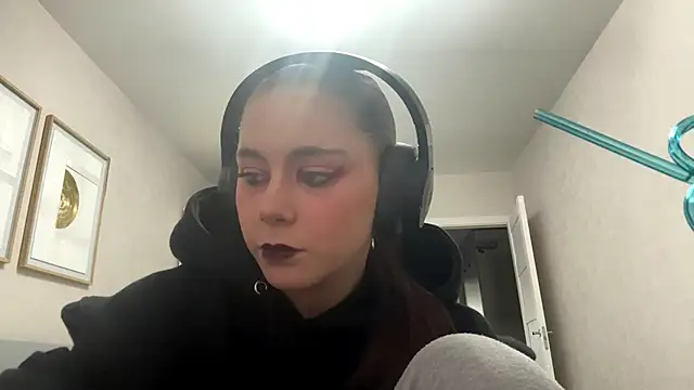 Snapshot of elfLiana chatting on June 1, 2026, 4:41 pm elfLiana online show from June 1, 2026, 4:41 pm