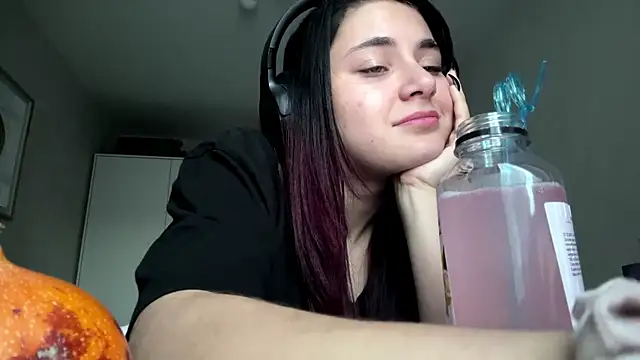 Snapshot of elfLiana chatting on June 7, 2026, 5:06 pm elfLiana online show from June 7, 2026, 5:06 pm