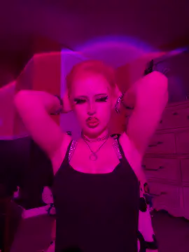 whimsicallylusty online show from June 3, 2026, 11:46 am