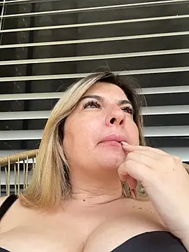 Snapshot of evaxxxcurvyxxx chatting on June 19, 2026, 9:57 am evaxxxcurvyxxx online show from June 19, 2026, 9:57 am