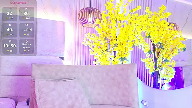 JuliiaSantos online show from June 1, 2026, 2:24 am
