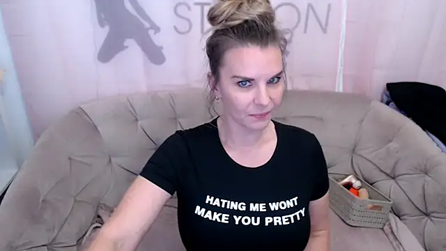 Snapshot of AischePervers chatting on November 11, 2025, 7:25 pm AischePervers online show from November 11, 2025, 7:25 pm