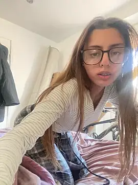 Snapshot of brownpetitegirlxo chatting on June 3, 2026, 4:01 pm brownpetitegirlxo online show from June 3, 2026, 4:01 pm