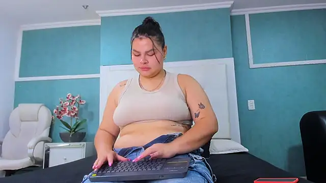 ScarletEsposito online show from June 2, 2026, 9:39 pm
