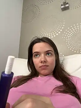 AGirlFromNarnia online show from June 17, 2026, 8:39 am