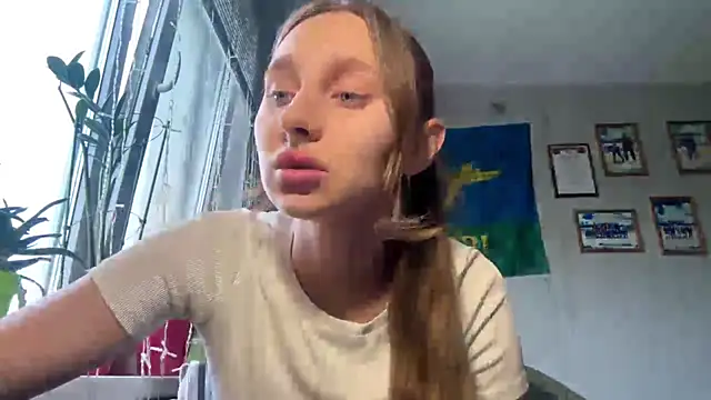 Snapshot of AlidaReff chatting on June 10, 2026, 3:11 pm AlidaReff online show from June 10, 2026, 3:11 pm