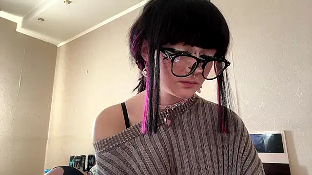 HolyCute online show from June 4, 2026, 2:34 pm