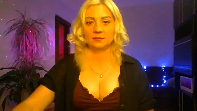 LunaaKiss online show from June 12, 2026, 8:41 pm