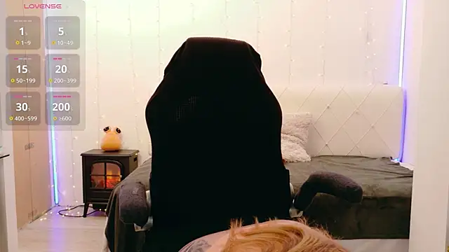 Snapshot of LindaWhite_ chatting on March 22, 2026, 5:38 pm LindaWhite online show from March 22, 2026, 5:38 pm