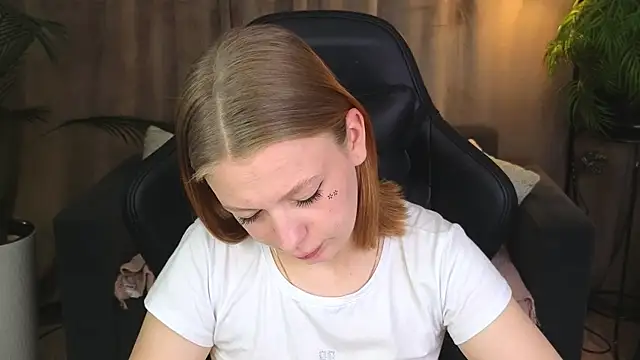 BeatriceLoven online show from July 6, 2026, 7:27 am