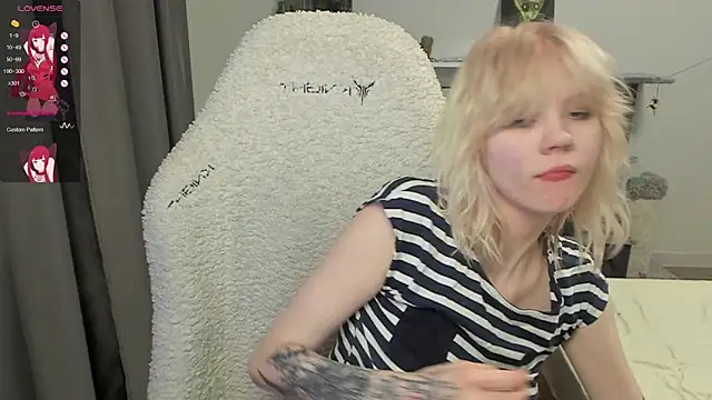 Snapshot of voguecaroline chatting on July 17, 2026, 9:19 pm voguecaroline online show from July 17, 2026, 9:19 pm