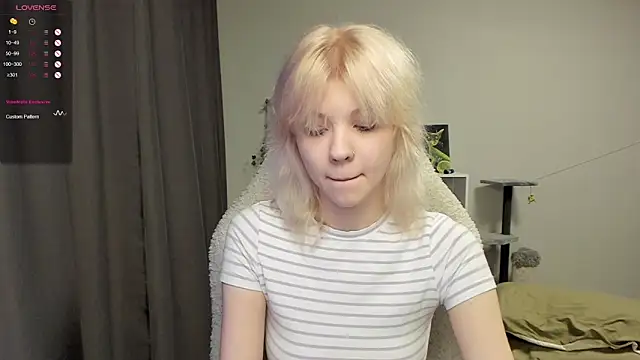Snapshot of voguecaroline chatting on July 19, 2026, 8:23 pm voguecaroline online show from July 19, 2026, 8:23 pm