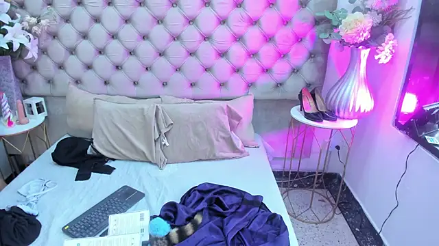 NaomiWhite  online show from July 6, 2026, 8:44 pm