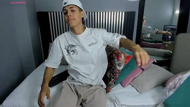 Snapshot of Axel_Mendozaa chatting on July 3, 2026, 8:26 pm Axel Mendozaa online show from July 3, 2026, 8:26 pm