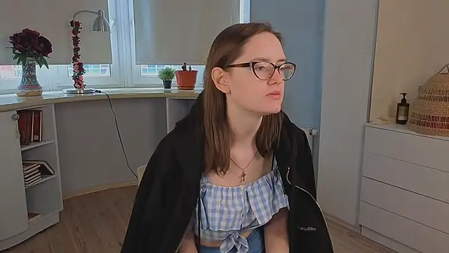 EstelaWeninger online show from June 30, 2026, 4:02 am