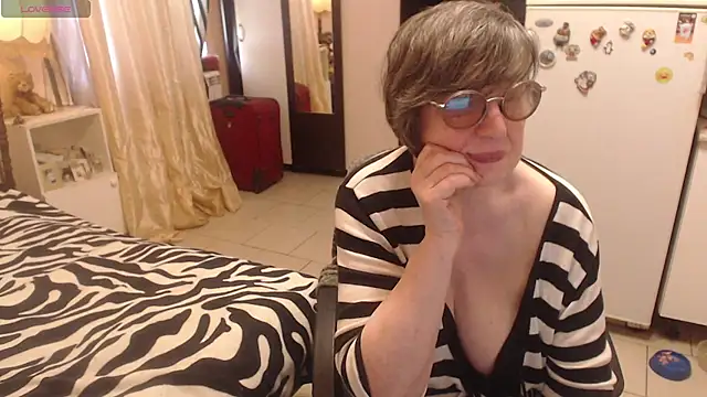 Snapshot of Sharon_Amore chatting on June 14, 2026, 12:40 pm Sharon Amore online show from June 14, 2026, 12:40 pm