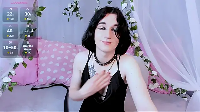 MickeQuinee online show from June 8, 2026, 10:04 am
