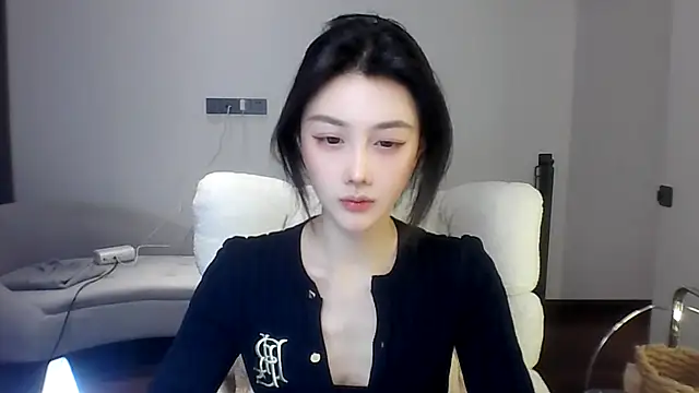 SylvieMaya online show from June 13, 2026, 3:32 pm