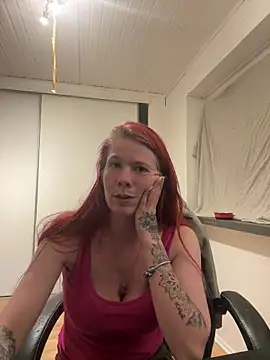 LisaLuxx online show from June 10, 2026, 8:41 pm