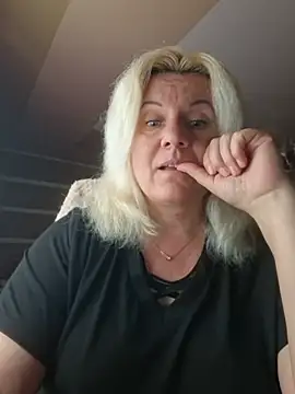 VikaRaine555 online show from June 17, 2026, 12:29 pm