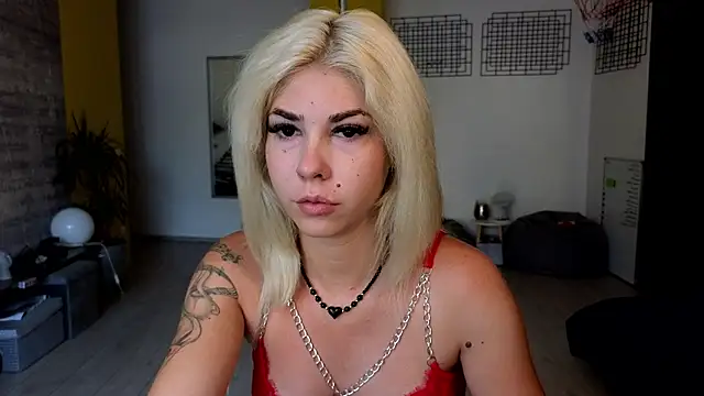Snapshot of Sarahcamsx chatting on July 6, 2026, 5:26 am Sarahcamsx online show from July 6, 2026, 5:26 am